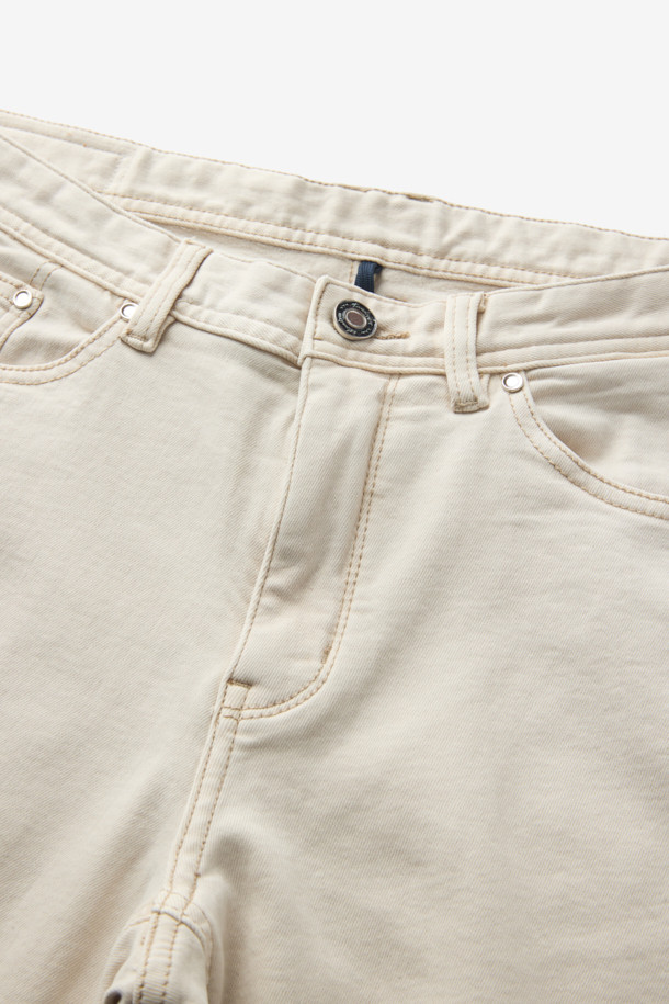 부드러운 에크루 컬러의 코튼 데님 팬츠입니다. 가먼트다잉 기법으로 제작되어 자연스러운 색감과 빈티지한 무드를 연출합니다. 안감은 기모 처리되어 겨울철에도 따뜻하게 착용 가능하며, 스트레치성 소재로 활동성을 높였습니다. 캐주얼 및 미니멀 스타일의 출근룩에 적합하며, 두꺼운 두께감으로 안정감 있는 핏을 선사합니다. 무지 디자인으로 어떤 상의에도 잘 어울려 활용도가 높습니다.
