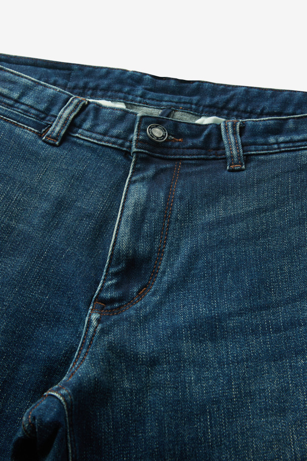 네이비 컬러의 울 소재 데님 팬츠입니다. 가을, 겨울 시즌에 어울리는 두꺼운 두께감으로 보온성이 뛰어나며, 부드러운 촉감을 선사합니다. 베이직하고 캐주얼한 스타일로, 일상복뿐만 아니라 출근룩으로도 활용 가능합니다. 레귤러핏으로 제작되어 편안한 착용감을 제공하며, 치노 팬츠 형태의 디자인이 특징입니다. 클래식, 미니멀, 캐주얼 등 다양한 스타일 연출에 활용할 수 있습니다.
