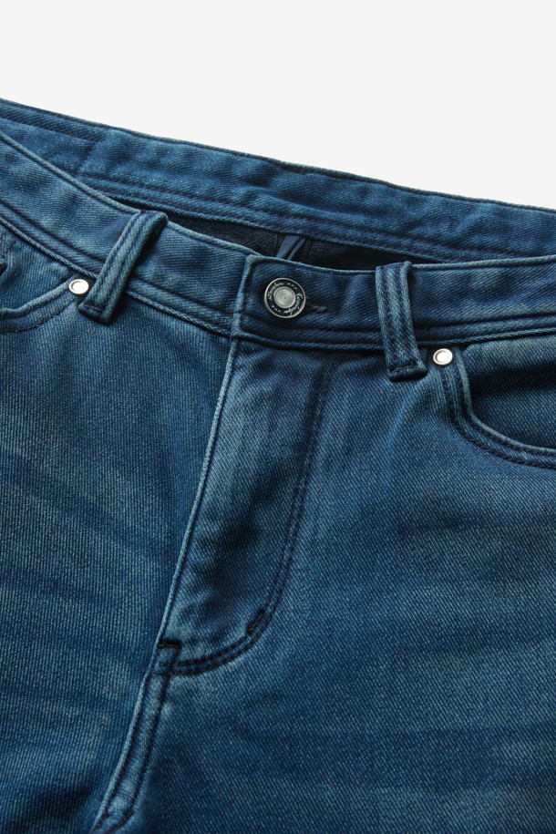 쌀쌀한 겨울 날씨에도 따뜻하고 스타일리시하게 연출할 수 있는 남성용 기모 데님입니다. 부드러운 촉감의 데님 소재에 기모 안감을 더해 보온성을 극대화했으며, 써모라이트 기능성 원사를 사용하여 추운 날씨에도 쾌적함을 유지합니다. 베이직하고 캐주얼한 무드의 무지 디자인으로, 출근룩은 물론 일상에서도 활용하기 좋습니다. 레귤러 핏 스트레이트 스타일로, 어떤 상의와도 자연스럽게 어울려 다양한 스타일을 연출할 수 있습니다.
