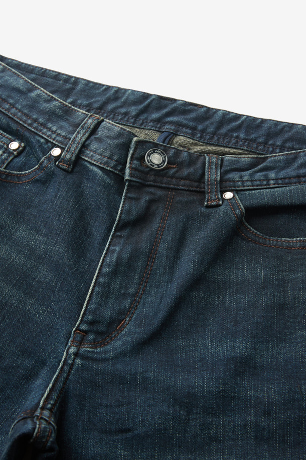 부드러운 셔닐 소재로 제작되어 포근한 착용감을 선사하는 셔닐 데님 바지입니다. 네이비 컬러의 무지 디자인으로 어떤 스타일에도 잘 어울리는 베이직한 아이템입니다. 셔닐직 이중 직조로 제작되어 두꺼운 두께감과 뛰어난 보온성을 자랑하며, 겨울철에도 따뜻하게 착용할 수 있습니다. 레귤러핏으로 편안한 착용감을 제공하며, 출근룩, 데이트룩 등 다양한 TPO에 활용 가능합니다. 클래식, 미니멀, 캐주얼 등 다양한 스타일을 연출하기 좋습니다.
