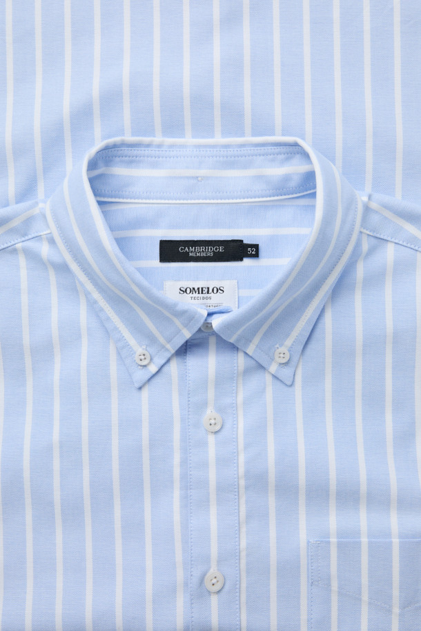 SOMELOS 볼드 스트라이프 옥스포드 셔츠는 부드러운 면 소재로 제작되어 편안한 촉감을 선사합니다. 블루와 화이트 컬러의 스트라이프 패턴이 캐주얼하면서도 베이직한 스타일을 연출하며, 봄, 여름 시즌에 활용하기 좋습니다. 옥스포드 소재 특유의 고급스러운 질감은 출근룩이나 비즈니스 캐주얼에 적합하며, 셔츠의 레귤러 기장과 긴 소매 디자인은 클래식하고 미니멀한 스타일을 완성합니다. 카라 넥 라인으로 깔끔한 인상을 주어 다양한 스타일링에 활용하기 좋습니다.
