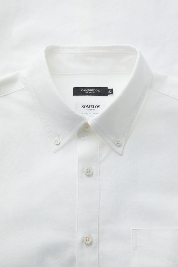 SOMELOS(소멜로스) 옥스포드 셔츠는 캐주얼, 클래식, 미니멀 스타일을 모두 아우르는 베이직 셔츠입니다. 부드러운 촉감의 면 소재로 제작되어 사계절 내내 편안하게 착용할 수 있으며, 레귤러 핏과 긴 소매 기장으로 어떤 스타일에도 잘 어울립니다. 화이트 컬러의 무지 디자인에 투톤 컬러 옥스포드 조직으로 은은한 포인트를 더했습니다. 차이나칼라 디테일이 돋보이는 옥스포드 셔츠로, 일상에서 폭넓게 활용할 수 있습니다.
