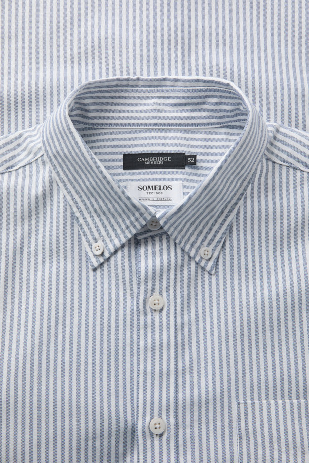 SOMELOS(소멜로스) 스트라이프 옥스포드 셔츠는 블루와 화이트 컬러의 조화가 돋보이는 셔츠입니다. 면 소재의 옥스포드 원단으로 제작되어 부드러운 촉감을 선사하며, 봄, 여름 시즌에 적합합니다. 캐주얼, 베이직, 미니멀 스타일을 소화하며, 출근룩 또는 비즈니스 캐주얼로 활용하기 좋습니다. 긴소매와 레귤러 기장으로, 다양한 하의와 편안하게 매치할 수 있습니다. 촘촘한 스트라이프 패턴이 세련된 느낌을 더합니다.

