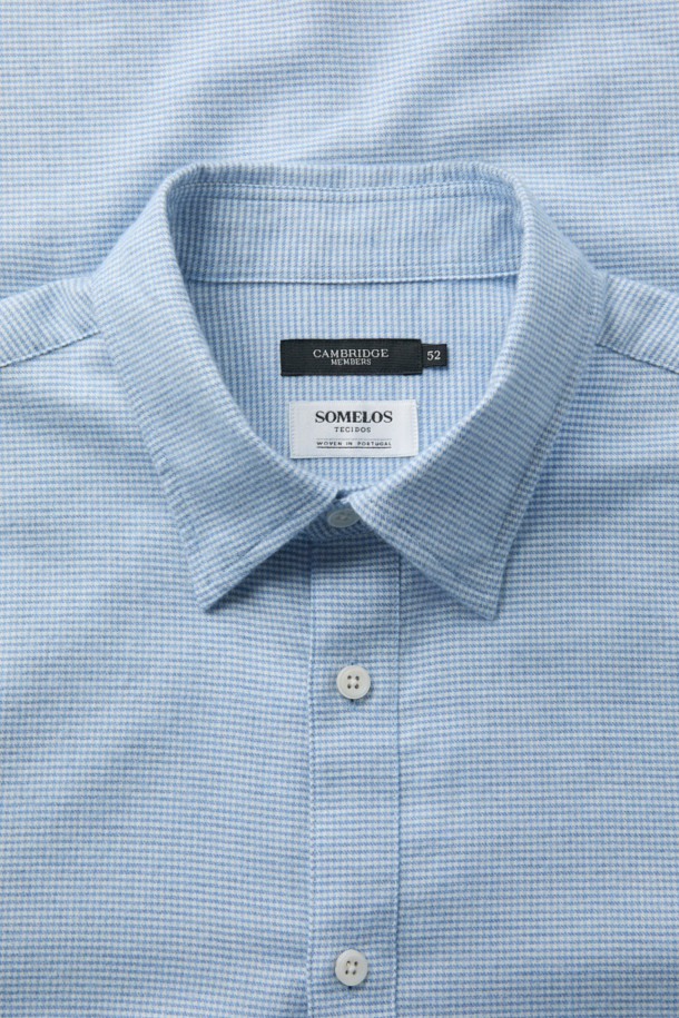 SOMELOS(소멜로스) 코튼 캐시미어 하운드투스 셔츠는 부드러운 촉감의 면과 캐시미어 혼방 소재로 제작되어 가을, 겨울 시즌에 착용하기 좋습니다. 하늘색 컬러의 레귤러핏 셔츠로, 베이직하면서도 클래식한 하운드투스 패턴이 돋보입니다. 차이나칼라와 긴 소매 디자인으로, 출근룩, 비즈니스 캐주얼, 모임룩 등 다양한 TPO에 활용할 수 있습니다. 밀드 가공 처리되어 물세탁이 가능하며, 스타일은 클래식과 미니멀을 추구하는 분들께 추천합니다.
