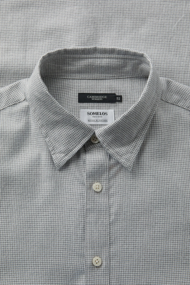 SOMELOS(소멜로스) 코튼 캐시미어 하운드투스 셔츠는 부드러운 촉감의 면과 캐시미어 혼방 소재로 제작되어 겨울철에도 따뜻하게 착용할 수 있습니다. 클래식한 무드의 그레이 컬러 하운드투스 패턴이 돋보이며, 레귤러 핏과 긴 소매 기장으로 편안한 착용감을 선사합니다. 출근룩, 비즈니스 캐주얼, 모임룩 등 다양한 TPO에 활용 가능한 실용적인 아이템입니다. 밀드 가공 처리와 물세탁이 가능하여 관리가 용이합니다. 미니멀하고 클래식한 스타일을 즐기는 분들께 추천합니다.
