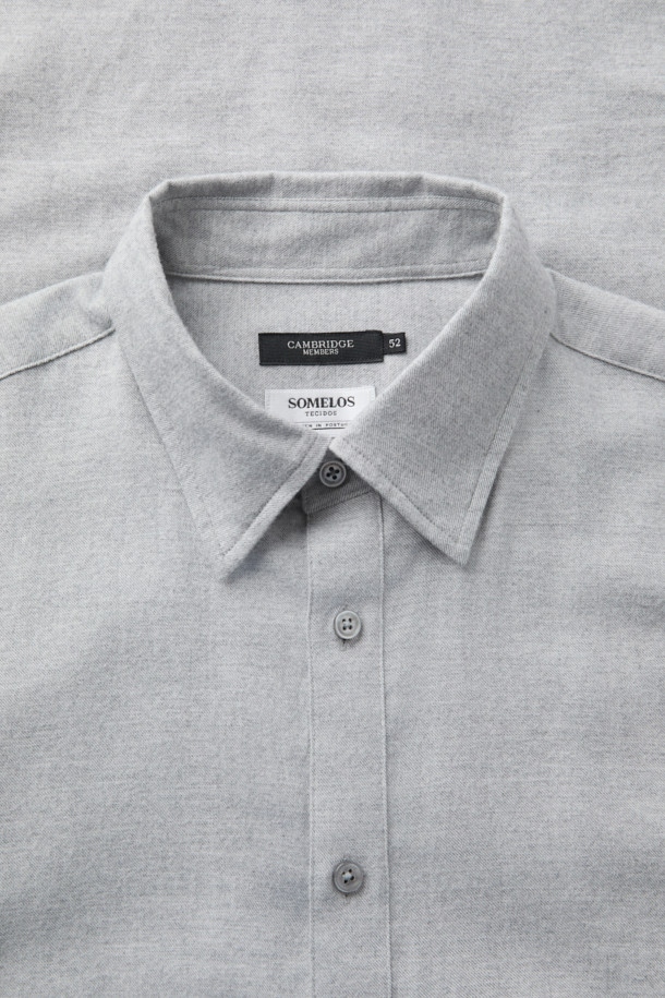 SOMELOS(소멜로스) 코튼 캐시미어 솔리드 셔츠는 부드러운 촉감의 면과 캐시미어 혼방 소재로 제작되어 간절기부터 겨울까지 착용하기 좋습니다. 차이나칼라 디자인과 레귤러핏으로 베이직하면서도 클래식한 스타일을 연출하며, 출근룩, 비즈니스 캐주얼, 모임룩 등 다양한 TPO에 활용할 수 있습니다. 얇은 두께감과 긴 소매 기장으로 간결한 실루엣을 완성하며, 미니멀한 무드의 데일리 아이템으로 활용하기 좋습니다. 밀드 가공 처리되어 물세탁이 가능하여 관리가 용이합니다.
