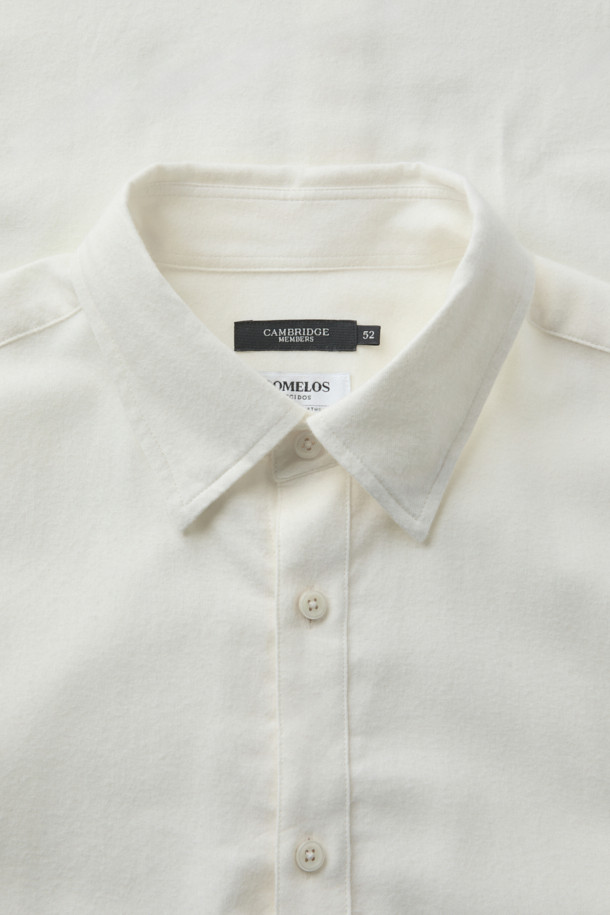 SOMELOS(소멜로스) 코튼 캐시미어 솔리드 셔츠는 부드러운 촉감의 면과 캐시미어 혼방 소재로 제작되어 간절기부터 겨울까지 착용하기 좋습니다. 차분하고 세련된 화이트 컬러의 무지 디자인에 레귤러 핏, 긴 소매, 차이나칼라 디테일이 더해져 베이직하면서도 클래식한 분위기를 연출합니다. 출근룩, 비즈니스 캐주얼, 모임룩 등 다양한 TPO에 활용 가능하며, 미니멀, 클래식 스타일을 선호하는 남성분들께 추천합니다. 밀드 가공 처리로 물세탁이 용이하여 관리가 편리합니다.
