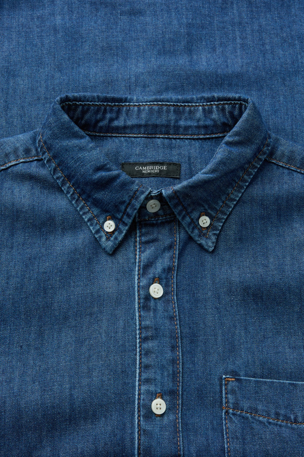 이 코튼 데님 셔츠는 봄, 가을에 어울리는 캐주얼 스타일의 상의입니다. 레귤러핏으로 제작되어 편안한 착용감을 제공하며, 버튼다운 네크라인과 긴 소매가 특징입니다. 워싱 처리된 블루 컬러의 무지 디자인은 어떤 룩에도 자연스럽게 어울립니다. 데이트룩, 출근룩 등 다양한 TPO에 활용할 수 있으며, 미니멀, 클래식 스타일을 선호하는 분들께 추천합니다. 면과 데님 소재의 조화로 부드러운 촉감과 내구성을 동시에 갖췄습니다.
