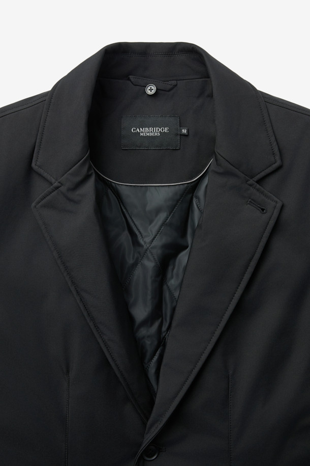 화섬 후드 패널 드라이빙 재킷은 간절기 날씨에 적합한 캐주얼 스타일의 남성용 재킷입니다. 블랙 색상의 무지 디자인으로, 출근룩이나 여행룩 등 다양한 TPO에 활용할 수 있습니다. 후드 탈부착이 가능하며, 방수, 방풍, 발수 기능과 보온성을 갖춰 변덕스러운 날씨에도 쾌적하게 착용할 수 있습니다. 레귤러 핏에 버튼 여밈 방식으로, 미니멀하고 클래식한 스타일을 연출합니다. 긴소매 기장의 화섬 소재로 제작되어 편안한 착용감을 제공합니다.
