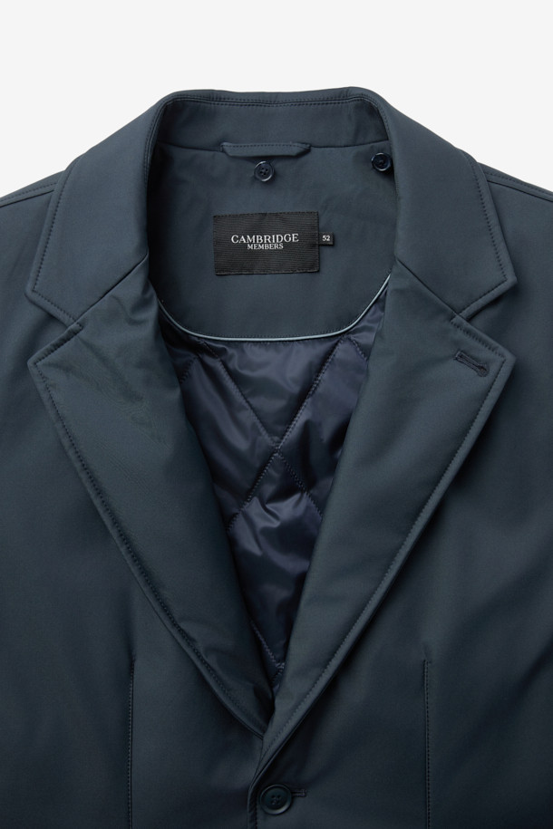 네이비 컬러의 화섬 후드 패널 드라이빙 재킷입니다. 간절기에 적합하며, 데일리 및 출근룩, 여행룩에 활용하기 좋은 캐주얼 스타일의 아우터입니다. 방수, 방풍, 발수, 보온 기능과 탈착 가능한 후드, 패딩 충전 안감으로 기능성을 높였습니다. 무지 패턴의 레귤러핏 디자인으로, 미니멀하고 클래식한 스타일을 연출하기 좋습니다. 두꺼운 두께감과 긴 소매 기장으로 따뜻함을 더했습니다.
