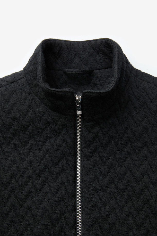 마지아 울 스트레치 블루종은 간절기에 적합한 남성용 블루종입니다. 블랙 컬러에 퀼팅 패턴이 돋보이며, 캐주얼과 모던 스타일을 동시에 연출합니다. 울 소재와 탄탄한 촉감, 긴 소매 기장이 특징이며, 패딩 충전재와 안감으로 보온성을 높였습니다. 비즈니스 캐주얼 및 출근룩에 활용하기 좋은 아이템으로, 집업 스타일로 간편하게 착용할 수 있습니다.
