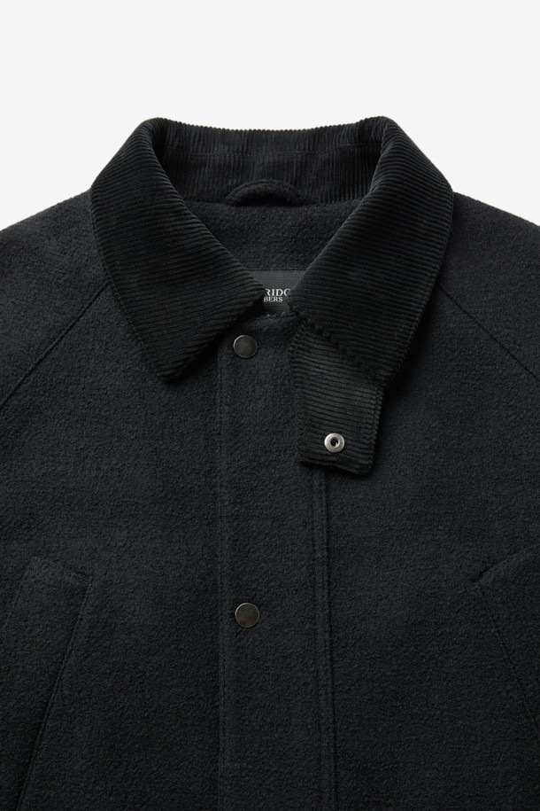 블랙 컬러의 울 부클트윌 사파리입니다. 간절기에 적합하며, 스타일리시하고 시크한 분위기를 연출합니다. 울, 폴리에스테르, 코듀로이 소재로 제작되어 부드러운 촉감을 선사하며, 카라 배색과 레이어드가 가능한 디자인으로 다양한 스타일을 연출할 수 있습니다. 무지 패턴의 중기장 기장으로 클래식, 미니멀, 시크한 출근룩에 완벽하게 어울립니다. 버튼 여밈 방식으로 간편하게 착용할 수 있으며, 충전재가 포함되어 있어 보온성을 더했습니다.
