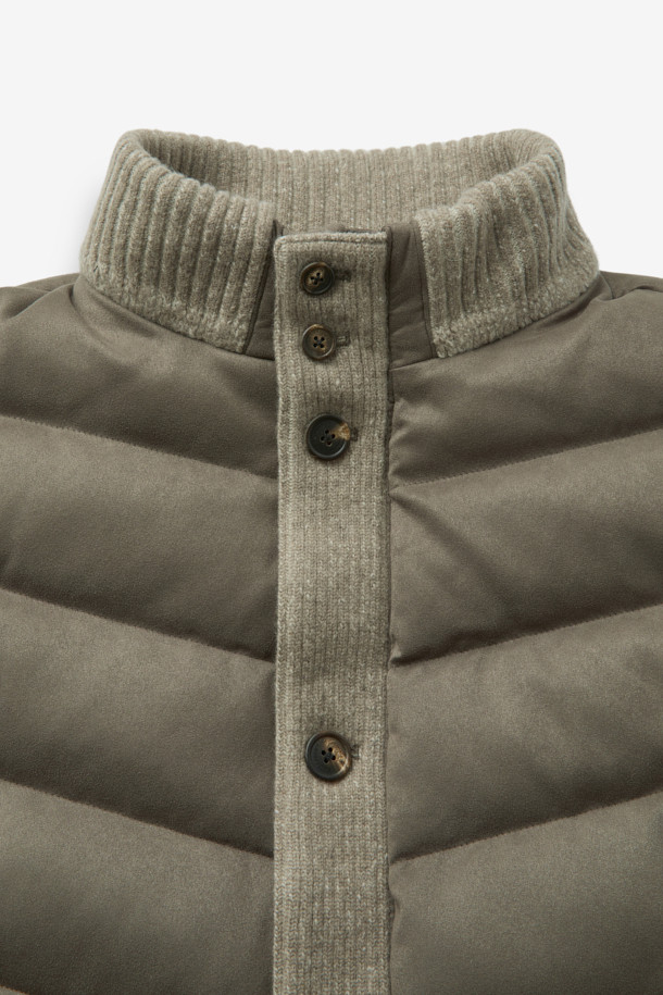 가을과 겨울, 당신의 스타일을 책임질 인조 스웨이드 하이브리드 구스다운 블루종입니다. 캐주얼한 무드의 이 블루종은 카키와 올리브 두 가지 색상으로 출시되어, 출근룩은 물론 다양한 일상 스타일에 활용하기 좋습니다. 부드러운 촉감의 스웨이드 소재와 보온성을 높여주는 구스다운 안감, 그리고 니트 소매의 하이브리드 디자인이 특징입니다. 레귤러 핏으로 편안한 착용감을 선사하며, 버튼 여밈 방식과 무지 패턴으로 미니멀하고 클래식한 분위기를 연출합니다. 쌀쌀한 날씨에도 따뜻하고 스타일리시하게 당신의 개성을 표현해보세요.
