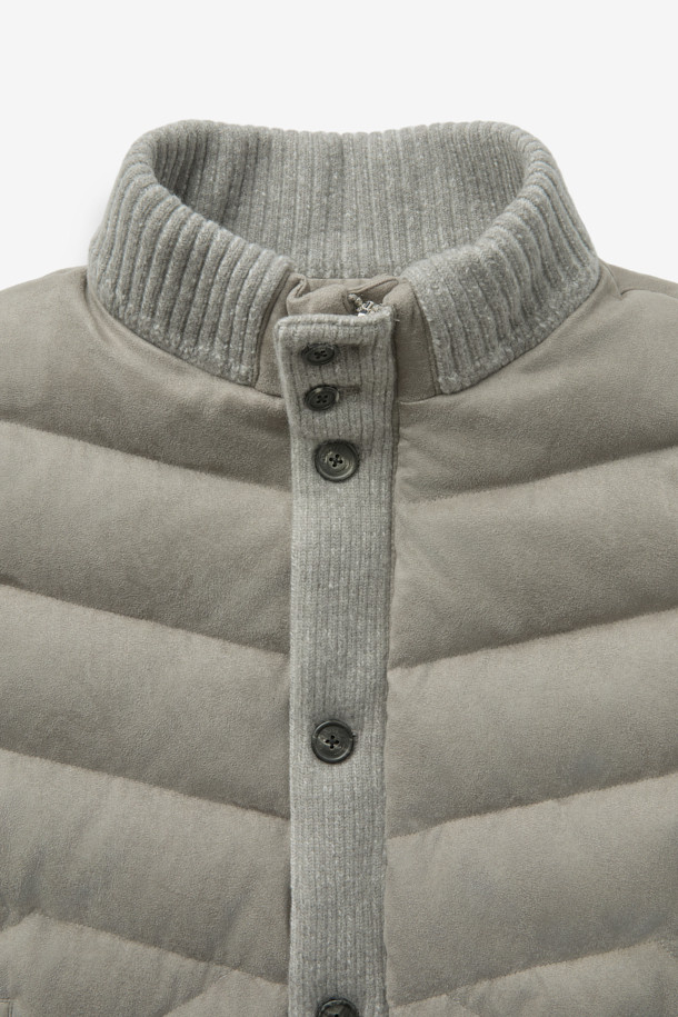 인조 스웨이드 하이브리드 구스다운 블루종은 부드러운 촉감의 인조 스웨이드 소재와 보온성이 뛰어난 구스다운 안감, 니트 소매의 하이브리드 디자인으로 한겨울에도 따뜻하게 착용할 수 있습니다. 캐주얼, 미니멀, 클래식 스타일을 아우르는 디자인으로, 일상복으로 활용하기 좋습니다. 레귤러 핏에 버튼 여밈 방식으로 편안한 착용감을 선사하며, 무지 디자인으로 어떤 스타일에도 쉽게 매치할 수 있습니다. 톤 다운된 그레이 컬러로 세련된 분위기를 연출합니다.
