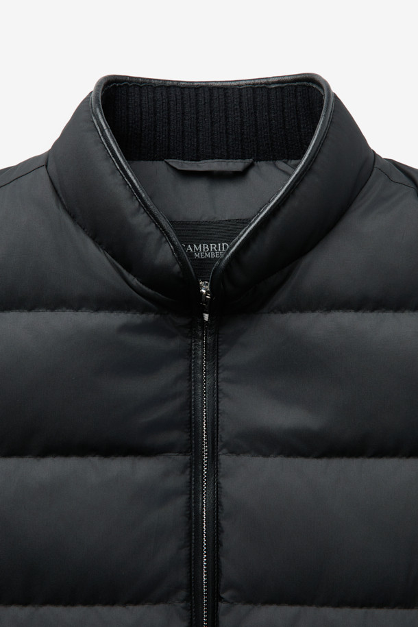 가죽 트리밍 경량 구스다운 블루종은 겨울철 출근룩을 위한 베이직 스타일의 아우터입니다. 가볍고 따뜻한 구스다운 충전재와 부드러운 나일론 소재, 가죽 트리밍 디테일이 고급스러운 분위기를 연출합니다. 숏 기장의 레귤러핏 블루종으로, 니트 시보리 밑단과 소매 니트 디테일이 편안한 착용감을 선사합니다. 집업 스타일로 간편하게 착용 가능하며, 무지 블랙 컬러로 어떤 옷에도 쉽게 매치할 수 있습니다. 보온성과 경량성을 동시에 갖춰 겨울철 데일리 아우터로 손색없습니다.
