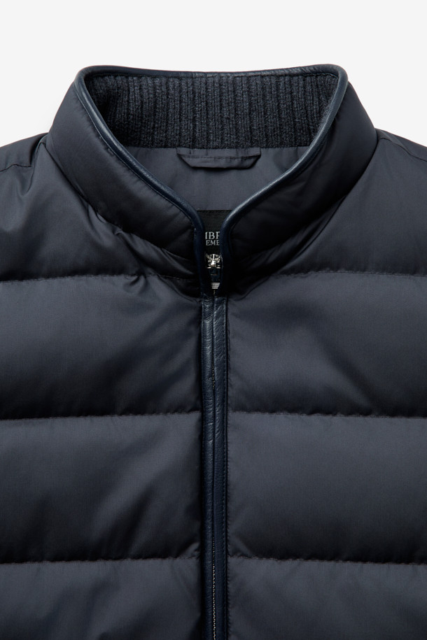 가죽 트리밍 경량 구스다운 블루종은 겨울철 추위를 막아줄 따뜻함과 스타일을 모두 갖춘 아우터입니다. 가볍고 부드러운 나일론 소재에 구스다운 충전재를 사용하여 뛰어난 보온성을 제공하며, 가죽 트리밍 디테일로 고급스러움을 더했습니다. 베이직한 디자인으로 출근룩이나 여행룩 등 다양한 TPO에 활용 가능하며, 미니멀, 클래식, 캐주얼 등 어떤 스타일에도 잘 어울립니다. 숏 기장의 블루종 스타일로 활동성을 높였으며, 니트 시보리로 편안한 착용감을 선사합니다. 집업 방식으로 간편하게 착용할 수 있으며, 데일리 아우터로 손색없는 활용도를 자랑합니다.
