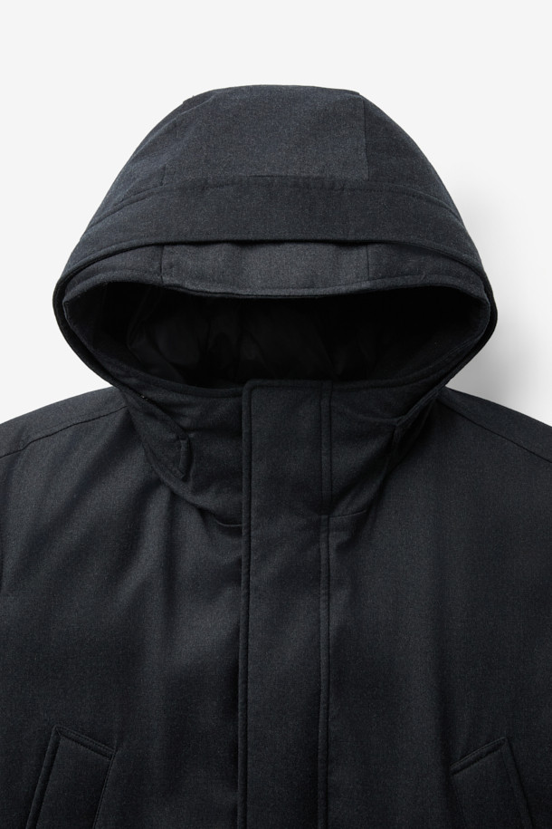 레다 울 후드 구스다운 점퍼는 겨울철 남성분들의 일상 및 캐주얼룩을 책임지는 아우터입니다. 클래식하고 미니멀한 스타일을 추구하며, 부드러운 촉감의 울 소재로 제작되어 고급스러운 착용감을 선사합니다. 무지 디자인에 레귤러핏으로 제작되었으며, 집업 방식으로 간편하게 착용 가능합니다. 보온성과 경량성을 갖춘 구스다운 충전재와 레이어드가 가능한 디자인으로, 출근룩과 모임룩 등 다양한 TPO에 활용할 수 있습니다.
