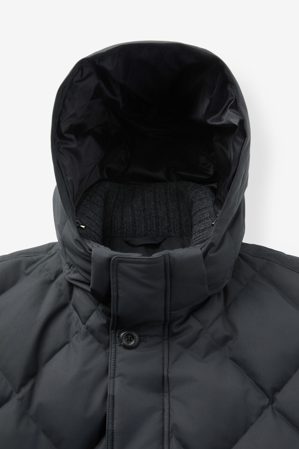 듀크 구스다운 파카는 겨울철 일상과 출근룩, 여행룩에 모두 활용하기 좋은 방한 파카입니다. 무지 디자인의 블랙 컬러로, 베이직하고 캐주얼한 스타일을 연출합니다. 후드 탈착이 가능하며, 긴 소매와 중기장 기장으로 보온성과 실용성을 높였습니다. 부드러운 촉감의 구스다운 소재에, 레귤러핏과 버튼 여밈 방식으로 편안한 착용감을 제공합니다. 보온, 방한 기능을 갖춘 두꺼운 두께감으로 추운 날씨에도 따뜻하게 몸을 보호해 줍니다.
