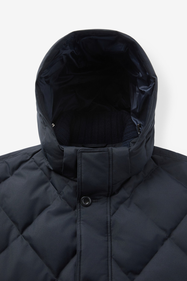 듀크 구스다운 파카는 겨울철 캐주얼 및 일상룩에 적합한 남성용 아우터입니다. 네이비 색상의 무지 디자인으로, 후드 탈착이 가능하며 경량 구스다운 충전재를 사용하여 보온성을 높였습니다. 지퍼와 버튼으로 여밀 수 있으며, 중기장 기장의 레귤러핏으로 제작되어 편안한 착용감을 제공합니다. 출근룩과 여행룩 모두 소화 가능한 미니멀하고 베이직한 스타일의 파카입니다. 
