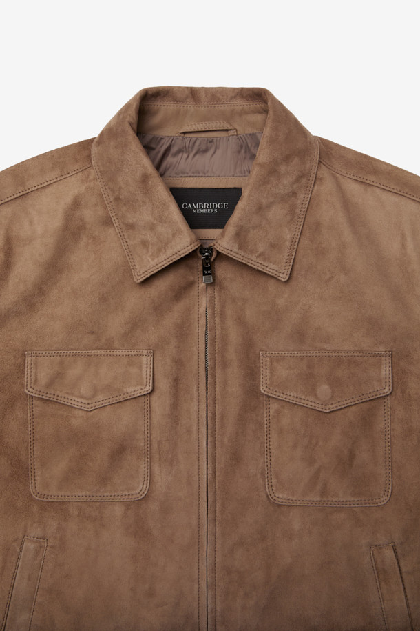 고급스러운 무드의 남성용 '고트 스웨이드 트러커' 자켓입니다. 부드러운 촉감의 고급 고트스킨 스웨이드 소재로 제작되어, 봄, 가을 시즌에 착용하기 좋습니다. 브라운 컬러와 클래식, 캐주얼 스타일을 아우르는 디자인은 데이트룩, 모임룩, 비즈니스 캐주얼 등 다양한 TPO에 활용할 수 있습니다. 레귤러핏과 크롭 기장, 집업 여밈 방식으로 편안한 착용감을 선사하며, 미니멀한 스타일을 즐기는 분들께도 추천합니다. 물에 약하니, 젖지 않도록 주의하여 관리해주세요.
