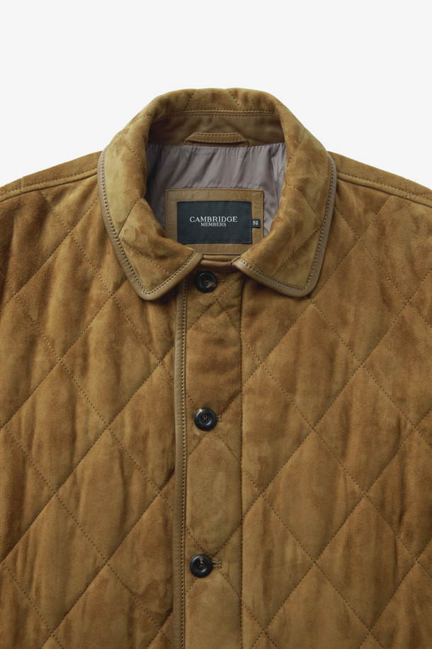 가을, 겨울 시즌을 위한 고트 스웨이드 퀼팅 드라이빙 점퍼입니다. 브라운과 카멜 두 가지 색상으로 출시되었으며, 캐주얼과 클래식 스타일을 모두 연출할 수 있습니다. 부드러운 스웨이드 소재와 두꺼운 두께감, 패딩 안감으로 따뜻함과 편안함을 선사합니다. 퀼팅 디자인과 레귤러핏으로 세련된 룩을 완성하며, 버튼 여밈 방식으로 간편하게 착용 가능합니다. 출근룩, 모임룩 등 다양한 TPO에 활용할 수 있는 실용적인 아이템입니다.
