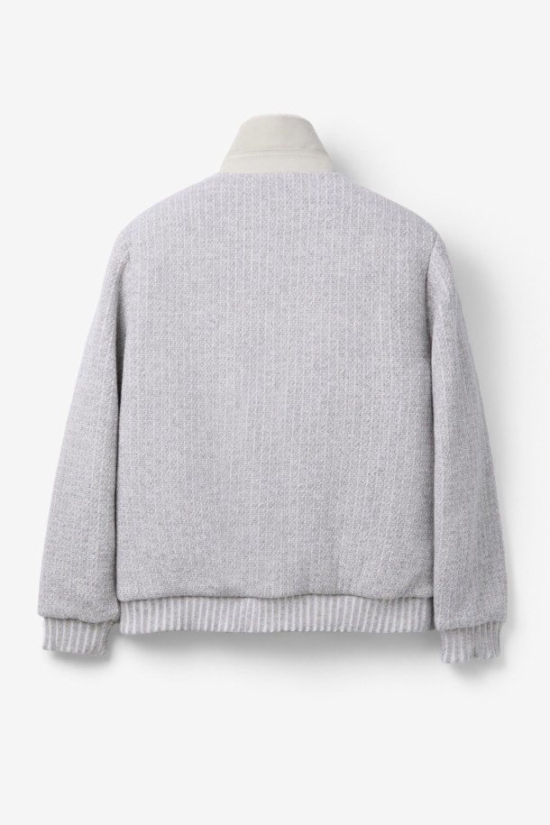 남성용 고트 스웨이드 하이브리드 구스 다운 블루종입니다. 부드러운 촉감의 고트 스웨이드와 니트 소재의 조화가 돋보이며, 등판과 소매는 니트 소재로, 카라와 퍼 배색으로 포인트를 더했습니다. 유럽피안 구스다운 충전재를 사용하여 보온성을 높였으며, 일상 및 데이트룩에 활용하기 좋은 캐주얼 스타일의 점퍼입니다. 레귤러핏으로 편안하게 착용 가능하며, 가을, 겨울 시즌에 따뜻함을 선사합니다. 집업 방식으로 간편하게 입고 벗을 수 있으며, 무지 디자인으로 다양한 스타일 연출이 용이합니다.
