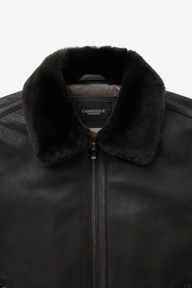 **램 엠보 G-1 구스 다운 점퍼**는 남성용 겨울 아우터로, 램스킨(가죽) 소재에 엠보싱 가공으로 고급스러움을 더했습니다. 베이직하고 캐주얼한 스타일로, 일상에서 편안하게 착용하기 좋습니다. 넉넉한 두께감과 부드러운 촉감, 소매와 밑단 니트 배색이 특징입니다. 유로피안 구스다운 충전재와 안감으로 보온성을 높였으며, 카라 퍼 디테일이 돋보이는 G-1 점퍼 스타일입니다. 집업 방식으로 간편하게 착용 가능하며, 레귤러 핏으로 제작되었습니다.
