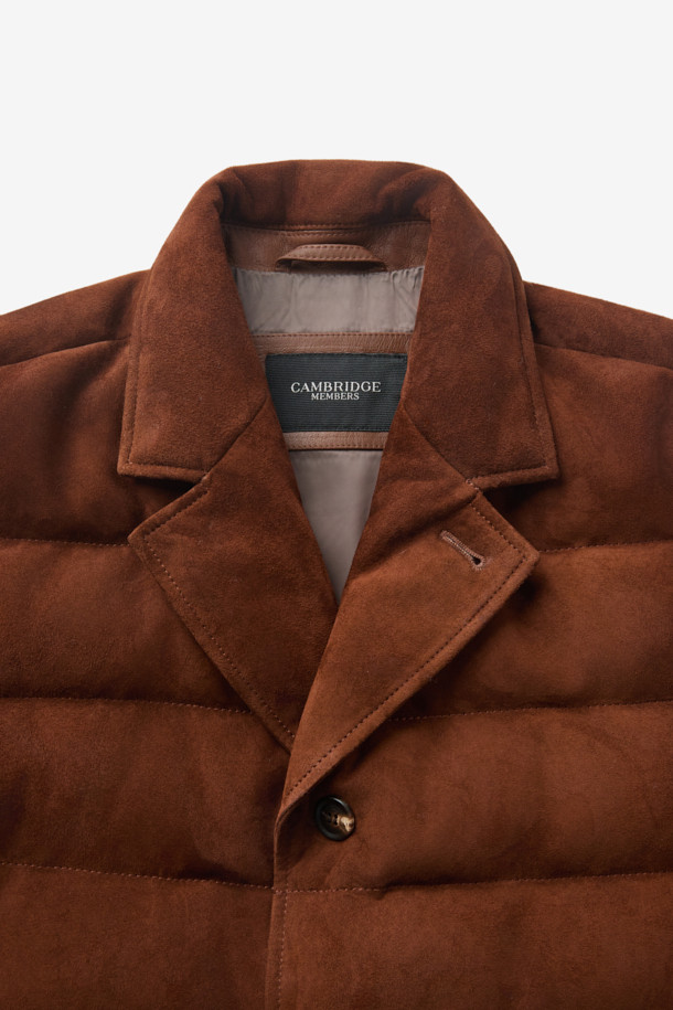 부드러운 스웨이드 소재와 따뜻한 구스다운 충전재가 돋보이는 남성용 램 스웨이드 후드 드라이빙 구스 다운 재킷입니다. 베이직하고 캐주얼한 스타일로, 일상과 비즈니스룩 모두에 잘 어울립니다. 탈부착 가능한 후드와 포근한 퍼 안감으로 보온성을 높였으며, 경량 설계로 편안한 착용감을 선사합니다. 브라운 컬러의 레귤러핏 드라이빙 재킷으로, 버튼 여밈 방식과 긴 소매 기장을 갖추었습니다. 겨울철, 클래식하면서도 미니멀한, 그리고 캐주얼한 스타일을 연출해보세요.
