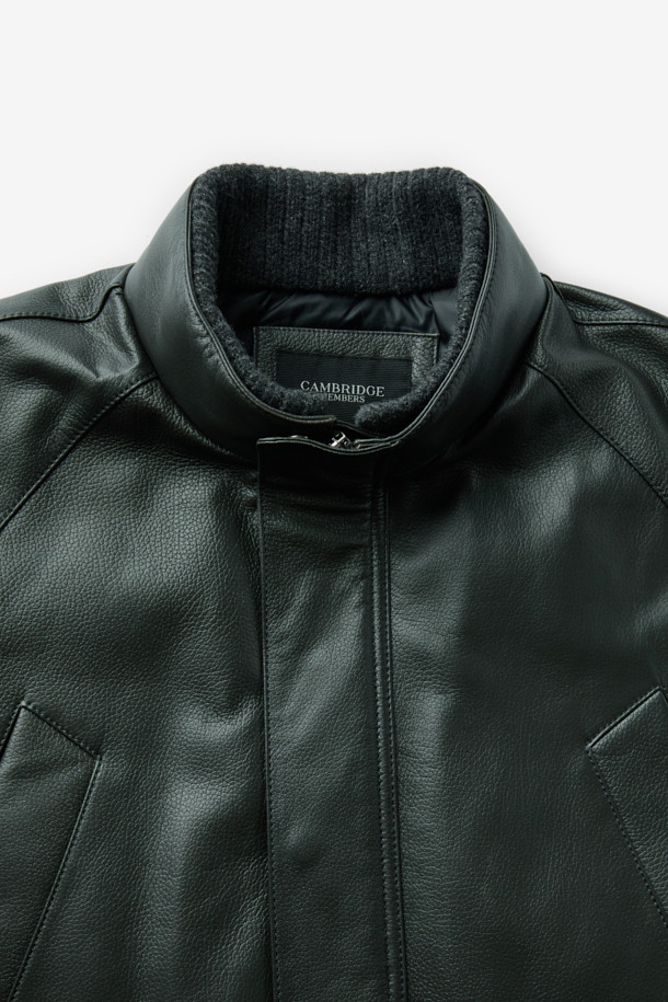 **램 스탠카라 구스 다운 사파리**는 부드러운 램스킨(양가죽) 소재와 구스다운 충전재를 사용하여 보온성을 극대화한 겨울 아우터입니다. 클래식하고 캐주얼한 스타일을 모두 아우르는 디자인으로, 일상 및 출근룩에 적합합니다. 하프 기장의 레귤러핏으로 제작되었으며, 탈부착 가능한 니트 칼라와 집업 여밈 방식이 특징입니다. 블랙과 다크 그린 두 가지 색상으로 만나볼 수 있으며, 무지 패턴으로 미니멀한 매력을 더했습니다. 추운 겨울, 스타일과 따뜻함을 동시에 잡을 수 있는 램 스탠카라 구스 다운 사파리를 경험해 보세요.
