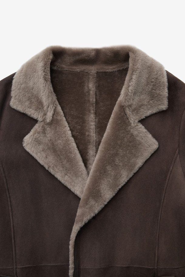 클래식하고 엘레강스한 무드를 자아내는 여성 램 무스탕입니다. 부드러운 소가죽 소재에 두꺼운 두께감으로 뛰어난 보온성을 자랑하며, 안감은 퍼로 마감하여 포근한 착용감을 선사합니다. 롱 기장의 브라운 컬러 무스탕으로, 시크한 스트라이프 패턴과 더블 페이스, 퍼 배색 디테일이 돋보입니다. 싱글 버튼 여밈과 레귤러핏으로 제작되어 데이트룩, 모임룩, 연말 모임룩 등 다양한 TPO에 활용 가능합니다.
