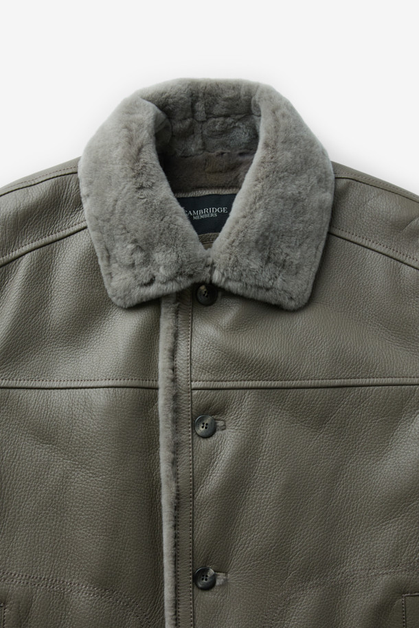 부드러운 스웨이드와 가죽 소재로 제작된 남성용 "디어 나빠 풀퍼"는 클래식한 무드의 트러커 코트입니다. 카키 컬러에 무지 패턴으로 어떤 스타일에도 잘 어울리며, 특히 데이트룩, 출근룩, 모임룩에 적합합니다. 안감 전체에 위즐 퍼를 사용하여 뛰어난 보온성을 제공하며, 두꺼운 두께감으로 한겨울 추위에도 따뜻하게 착용할 수 있습니다. 레귤러핏과 레귤러 기장으로 편안한 착용감을 선사하며, 버튼 여밈 방식과 긴 소매 디자인이 특징입니다. 클래식하고 미니멀한 스타일을 즐기는 남성분들께 추천합니다.
