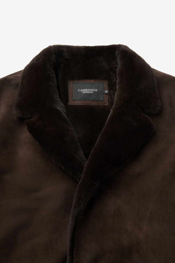 베이비카프 스탠카라 풀퍼는 여성용 아우터로, 가을과 겨울에 따뜻하게 입을 수 있는 제품입니다. 브라운 컬러의 소가죽 소재로 제작되었으며, 부드러운 촉감을 자랑합니다. 하프 기장의 레귤러핏 디자인에 버튼 여밈 방식으로 클래식하고 미니멀한 스타일을 연출합니다. 안감은 위즐 퍼로 처리되어 보온성을 높였으며, 스탠드 칼라와 긴 소매가 특징입니다. 출근룩, 모임룩, 데이트룩 등 다양한 TPO에 시크하게 매치할 수 있습니다.
