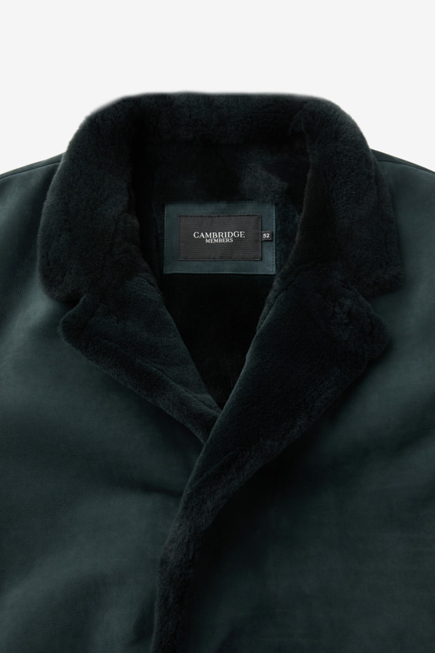 **베이비카프 스탠카라 풀퍼**는 여성용 아우터로, 가을과 겨울에 착용하기 좋은 두꺼운 소가죽 재킷입니다. 클래식하고 캐주얼한 스타일을 아우르며, 일상과 출근룩, 모임룩에 모두 잘 어울립니다. 그린 컬러의 무지 디자인에 하프 기장, 스탠카라, 긴 소매, 버튼 여밈 방식이 특징입니다. 안감은 퍼 소재로 제작되어 부드러운 촉감과 뛰어난 보온성을 제공합니다. 레귤러핏으로 제작되어 편안하게 착용 가능하며, 미니멀한 스타일을 선호하는 분들께 추천합니다.
