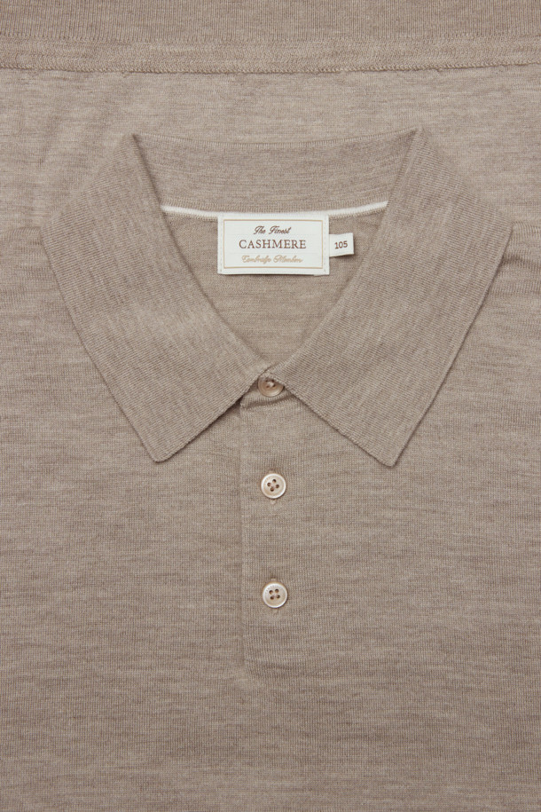 뉴베이 캐시미어100 카라넥 니트는 부드러운 촉감의 캐시미어 100% 소재로 제작된 긴소매 니트입니다. 베이직하고 캐주얼한 스타일로, 가을과 겨울에 따뜻하게 착용할 수 있습니다. 레귤러핏으로 제작되었으며, 카라넥 디자인과 하프 버튼 여밈으로 포인트를 더했습니다. 소매와 밑단은 리브 마감으로 처리되어 안정감을 주며, 출근룩이나 모임룩 등 다양한 TPO에 활용 가능합니다. 캐주얼, 클래식, 미니멀 스타일을 즐겨 입는 분들께 추천합니다.
