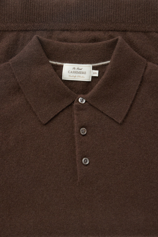 부드러운 촉감의 켄싱턴 캐시미어 100% 카라넥 니트입니다. 겨울철 따뜻함을 선사하는 베이직 스타일의 브라운 컬러 무지 니트입니다. 출근룩과 모임룩에 모두 어울리는 클래식, 미니멀, 캐주얼 스타일을 연출할 수 있습니다. 3버튼 카라넥 디자인과 볼륨감 있는 원사가 특징이며, 긴 소매 기장으로 제작되었습니다.
