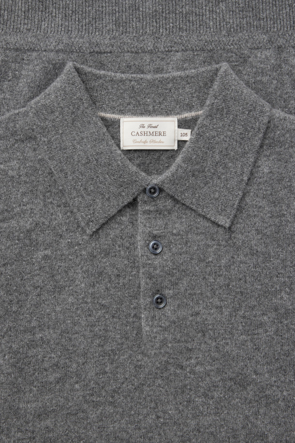 **켄싱턴 캐시미어100 카라넥 니트**는 부드러운 촉감과 따뜻함을 선사하는 겨울철 필수 아이템입니다. 멜란지 그레이 컬러의 무지 디자인에 캐시미어 100% 소재를 사용하여 고급스러움을 더했습니다. 3버튼 카라넥 디자인으로 클래식하면서도 미니멀한 스타일을 연출하며, 출근룩이나 비즈니스 캐주얼에도 잘 어울립니다. 두꺼운 두께감과 기모 효과로 포근함을 높였으며, 긴 소매 기장으로 보온성을 강화했습니다. 베이직한 디자인으로 다양한 스타일을 소화할 수 있는 활용도 높은 니트입니다.
