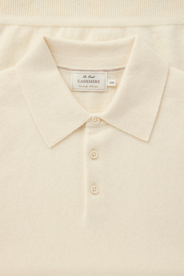 켄싱턴 캐시미어 100% 카라넥 니트는 부드러운 촉감의 캐시미어 100% 소재로 제작된 남성용 니트입니다. 두꺼운 두께감과 레귤러핏으로 제작되었으며, 베이직, 포멀, 캐주얼 스타일 모두 소화 가능합니다. 3버튼 카라 디자인과 볼륨감이 특징이며, 겨울철 출근룩, 비즈니스 캐주얼, 모임룩 등 다양한 TPO에 활용할 수 있습니다. 클래식, 미니멀, 캐주얼 스타일을 즐기는 남성에게 적합하며, 아이보리 색상의 무지 디자인으로 어떤 스타일에도 쉽게 매치할 수 있습니다. 긴 소매 기장의 레귤러 기장 니트입니다.
