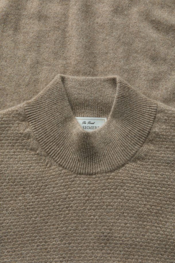 부드러운 캐시미어 100% 소재의 하프 터틀넥 니트입니다. 멜란지 베이지 컬러로 고급스러운 분위기를 연출하며, 레귤러 핏으로 편안하게 착용 가능합니다. 가을, 겨울 시즌에 어울리는 두꺼운 두께감과 볼륨감 있는 조직감으로 따뜻함을 더합니다. 출근룩과 모임룩, 클래식 또는 미니멀 스타일 모두 소화 가능한 아이템입니다. 긴 소매 기장으로 답답함 없이 세련된 스타일을 완성해 보세요.
