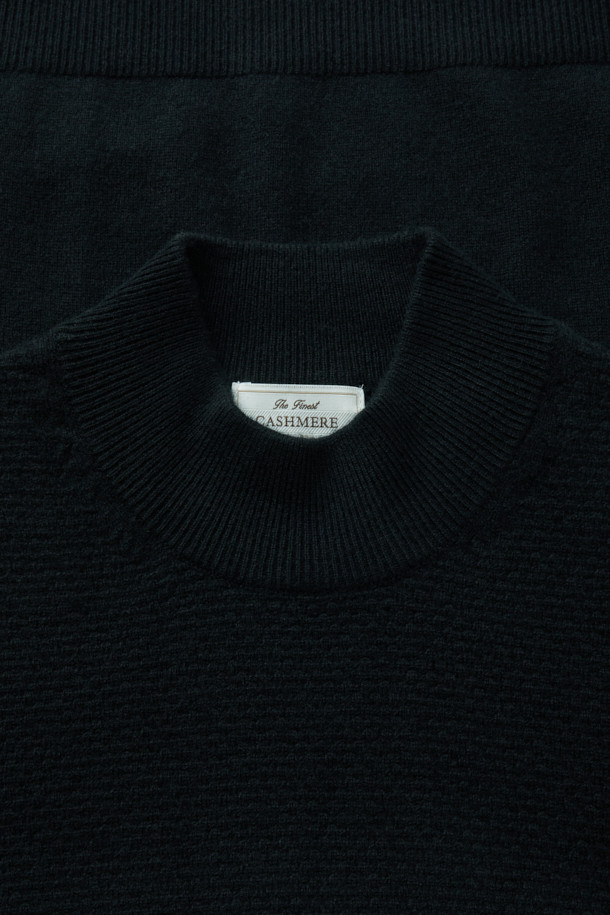 캐시미어 100% 소재의 하프 터틀넥 니트입니다. 은은한 광택과 부드러운 촉감, 볼륨감 있는 조직감이 특징이며, 가을과 겨울에 따뜻하게 착용하기 좋습니다. 베이직한 디자인으로 출근룩, 오피스룩, 모임룩 등 다양한 TPO에 활용 가능하며, 클래식, 미니멀, 시크 스타일을 연출하기 좋습니다. 레귤러 핏에 긴 소매 기장으로 제작되었으며, 블랙 컬러의 무지 디자인으로 어떤 스타일에도 쉽게 매치할 수 있습니다. 2/26수 원사를 사용하여 고급스러운 분위기를 더했습니다.
