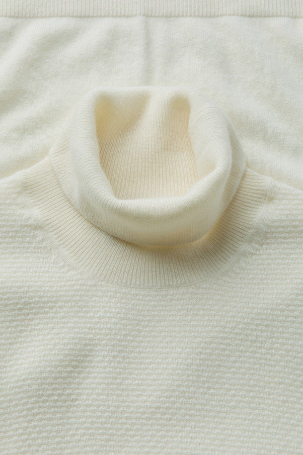 캐시미어 100% 풀 터틀넥 니트는 부드러운 촉감과 따뜻함을 선사하는 겨울철 필수 아이템입니다. 아이보리 색상의 무지 디자인으로, 클래식하고 미니멀한 스타일을 연출하여 출근룩에 적합합니다. 2/26수 원사의 캐시미어 100% 소재로 제작되어 고급스러움을 더하며, 탄탄한 넥라인은 오랫동안 변형 없이 착용 가능합니다. 긴 소매 기장으로 보온성을 높여 겨울철에도 스타일리시하게 연출할 수 있습니다.
