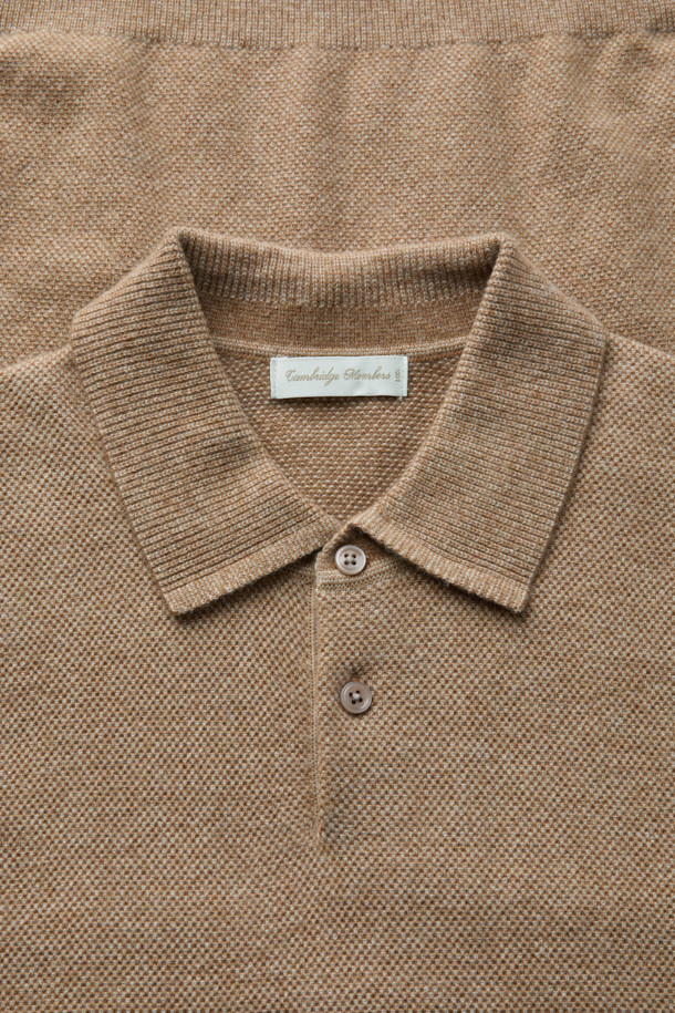 부드러운 울과 캐시미어 혼방 소재로 제작되어 포근한 착용감을 선사하는 울 캐시 투톤 카라넥 니트입니다. 클래식한 무드의 투톤 디자인과 카라넥 디테일, 두 개의 버튼이 특징이며, 레귤러핏으로 편안하게 착용 가능합니다. 가을, 겨울 시즌 데이트룩, 모임룩, 출근룩 등 다양한 TPO에 활용하기 좋습니다. 미니멀, 시크 스타일을 즐겨 입는 분들께 추천하며, 고급스러운 분위기를 연출합니다. 
