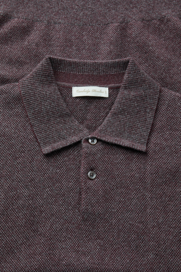 부드러운 울과 캐시미어 혼방 소재로 제작된 울 캐시 투톤 카라넥 니트입니다. 버건디와 멜란지 그레이 두 가지 색상으로 제공되며, 투톤 디자인이 특징입니다. 레귤러 핏에 긴 소매 기장으로, 가을과 겨울에 따뜻하게 착용할 수 있습니다. 카라넥과 투 버튼 디테일이 클래식한 무드를 더하며, 데이트룩, 출근룩, 모임룩 등 다양한 TPO에 활용 가능합니다. 미니멀, 캐주얼 스타일과도 잘 어울립니다.
