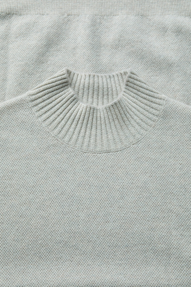 포근한 울과 캐시미어 혼방 소재로 제작된 여성용 울 캐시 투톤 하프 터틀넥 니트입니다. 부드러운 촉감과 두꺼운 두께감으로 가을, 겨울 시즌 따뜻하게 착용하기 좋습니다. 베이직하고 미니멀한 스타일로 출근룩, 모임룩 등 다양한 TPO에 활용 가능하며, 어떤 하의와도 잘 어울립니다. 아이보리, 베이지 두 가지 색상으로 만나보세요. 톤온톤 투톤 배색이 은은한 포인트를 더해줍니다.
