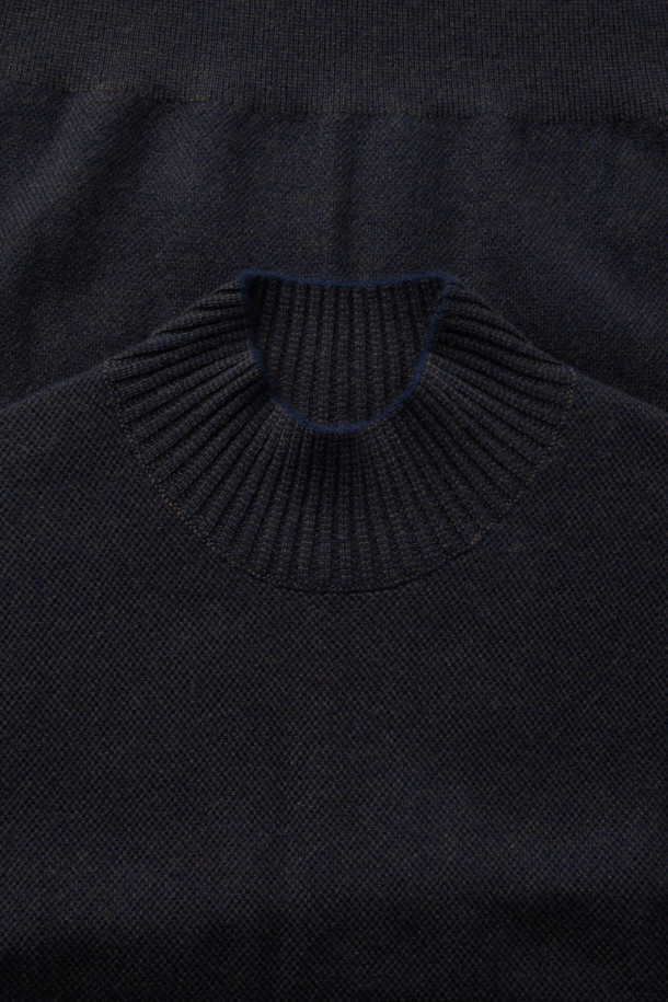 네이비와 브라운 두 가지 색상으로 출시된 울 캐시 투톤 하프 터틀넥 니트입니다. 울 70%와 캐시미어 30% 혼방 소재로 제작되어 부드러운 촉감을 선사하며, 겨울철 따뜻하게 착용할 수 있습니다. 레귤러 핏에 하프넥 디자인으로 클래식, 미니멀, 캐주얼 등 다양한 스타일을 연출하기 좋습니다. 출근룩이나 모임룩으로 활용하기 좋으며, 무지 패턴으로 어떤 하의와도 쉽게 매치할 수 있습니다. 긴 소매 기장의 두꺼운 두께감으로 포근함을 더했습니다.
