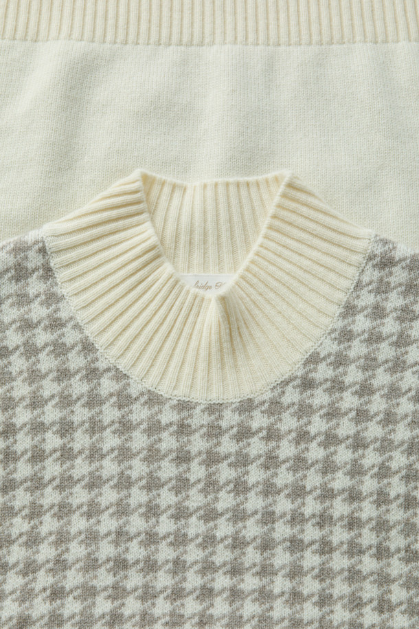 세련된 무드의 울 캐시 하운드투스 하프 터틀넥 니트입니다. 부드러운 촉감의 울과 캐시미어 혼방 소재로 제작되어 가을, 겨울 시즌에 따뜻하게 착용할 수 있습니다. 베이직하면서도 클래식한 하운드투스 패턴과 배색 디자인이 돋보이며, 레귤러핏과 크롭 기장으로 세련된 실루엣을 연출합니다. 하프넥 디자인으로 목을 감싸주어 보온성을 높였으며, 출근룩, 모임룩, 데이트룩 등 다양한 TPO에 활용 가능합니다. 클래식, 미니멀, 시크 스타일을 즐기는 여성분들께 추천합니다.
