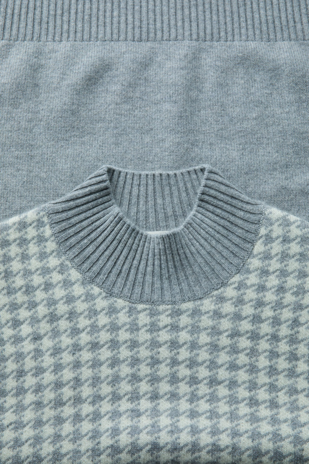 울과 캐시미어 혼방 소재로 제작된 하운드투스 패턴의 하프 터틀넥 니트입니다. 부드러운 촉감과 두꺼운 두께로 따뜻함을 선사하며, 가을, 겨울 시즌에 활용하기 좋습니다. 레귤러핏으로 제작되었으며, 베이직하고 클래식한 스타일을 연출합니다. 그레이, 민트 두 가지 색상으로 출시되었으며, 배색 디테일이 돋보입니다. 출근룩과 모임룩 모두에 잘 어울리는 스타일리시한 아이템입니다.
