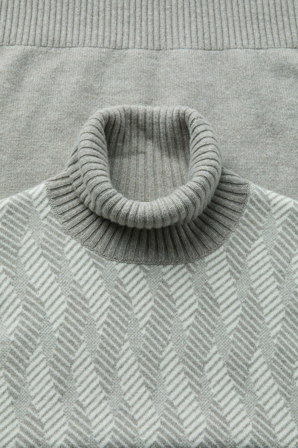 세련된 스타일을 완성하는 울 캐시 지오메트리 풀 터틀넥 니트입니다. 울 70%와 캐시미어 30% 혼방 소재로 제작되어 부드러운 촉감과 뛰어난 보온성을 자랑합니다. 레귤러핏에 긴소매 기장으로 디자인되어 가을, 겨울철 데일리룩은 물론 출근룩과 모임룩에도 활용하기 좋습니다. 베이직하고 미니멀한 무드의 그레이 컬러에 지오메트릭 패턴으로 포인트를 더했으며, 터틀넥 디자인으로 세련된 분위기를 연출합니다. 클래식, 미니멀, 캐주얼 등 다양한 스타일과 매치하여 폭넓게 활용해보세요.
