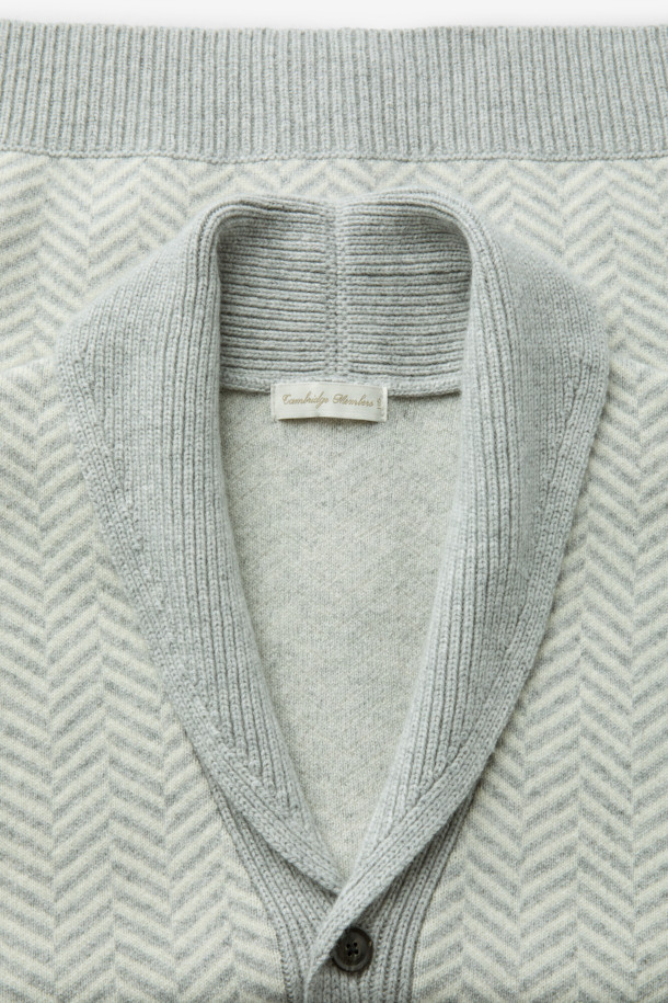 부드러운 울과 캐시미어 혼방 소재의 헤링본 패턴 숄 카디건 니트입니다. 민트와 그레이 두 가지 색상으로 출시되었으며, 가을과 겨울에 따뜻하게 착용할 수 있습니다. 숄 카라 디자인과 레귤러핏으로 클래식한 무드를 연출하며, 두꺼운 두께감으로 보온성을 높였습니다. 70% 울, 30% 캐시미어 혼방의 고급스러운 소재감과 자카드 조직으로 제작되었습니다. 데이트룩, 모임룩, 출근룩 등 다양한 TPO에 활용 가능하며, 아우터와 레이어드하여 세련된 스타일을 완성할 수 있습니다.
