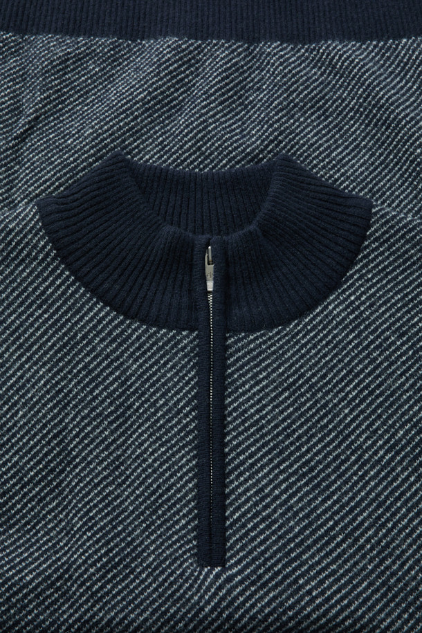 다크 네이비와 아이보리 두 가지 색상으로 출시된 울 캐시 오블리크 라인 하프 집업 니트입니다. 울과 캐시미어 혼방 소재로 제작되어 부드러운 촉감과 뛰어난 보온성을 자랑하며, 가을/겨울 시즌에 활용하기 좋습니다. 하프넥 디자인과 긴 소매 기장으로 클래식, 미니멀, 캐주얼 등 다양한 스타일을 연출할 수 있습니다. 자카드 & 트윌 패턴이 은은하게 돋보이며, 레이어드 스타일링에도 용이하여 출근룩, 모임룩 등 TPO에 맞춰 폭넓게 활용 가능합니다.
