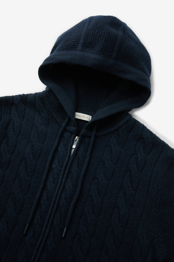 네이비 컬러의 울 캐시 케이블 후디 집업 니트입니다. 부드러운 촉감의 울과 캐시미어 혼방 소재로 제작되어 가을, 겨울 시즌에 따뜻하게 착용하기 좋습니다. 레귤러핏으로 편안하게 떨어지는 핏이며, 볼륨감 있는 케이블 조직과 하찌 조직, 후드 디자인이 특징입니다. 2-WAY 지퍼로 다양한 스타일 연출이 가능하며, 캐주얼, 클래식, 미니멀 스타일을 즐겨 입는 분들께 추천합니다. 집콕룩으로 편안하게, 또는 다양한 스타일링으로 활용해보세요.
